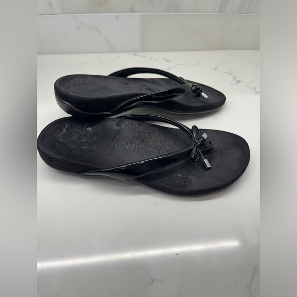 Vionic Bella Flip Flops. Size 8.  Black.  Great Condition. - Picture 2 of 4